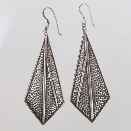 Ett par örhängen, längd inkl krok ca 9cm, bredd ca 3 - 31mm, oxiderad silver, 925/1000  Vikt: 6,8 g