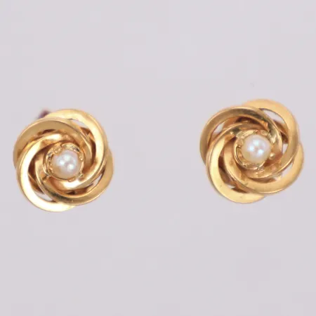 Ett par örhängen med seedpärlor, Ø8,9mm, 18K Vikt: 2,9 g