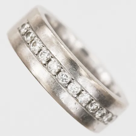 Ring med briljantslipade diamanter, 16 x ca 0,02ct, totalt ca 0,32ctv, gravyr, stl: 15, bredd 6mm, 18K vitguld Vikt: 8,2 g