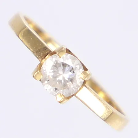 Ring med vit sten, 15¾, bredd 2mm, 18K Vikt: 1,9 g