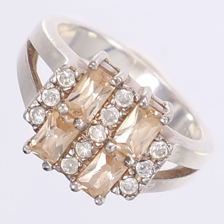 Ring med sten, stl 17¼, bredd 3-12mm, stämplad på utsidan av skenan, silver 925/1000 Vikt: 5,8 g