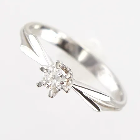 Ring med diamant 0,14ct, stl 15¾, bredd 4,5mm, vitguld, 18K Vikt: 1,8 g