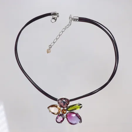 Collier med färgade stenar, Swarovski 38-43,5cm, bredd ca 5mm, hänge: ca35-47mm, orginaletui
