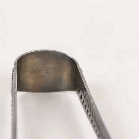 Sockertång med genombruten dekor, längd 10cm, bredd 5-10mm, 830/1000 Silver.  Vikt: 17,3 g
