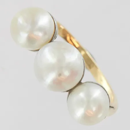 Ring med 3st odlade halvpärlor, stl: 15¾, troligen engelska stämplar, 18K guld Vikt: 2,9 g