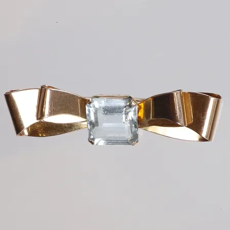 Brosch i form av rosett med ljusblå sten, troligen syntetisk spinell, 57x16mm, otämplad, 14K  Vikt: 12,4 g
