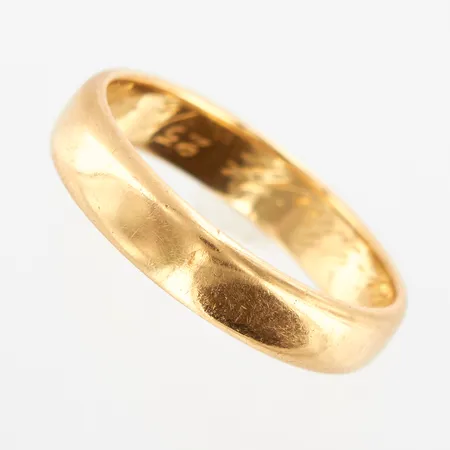 Ring slät, stl 20¾, bredd 5mm, gravyr, 18K Vikt: 6,5 g