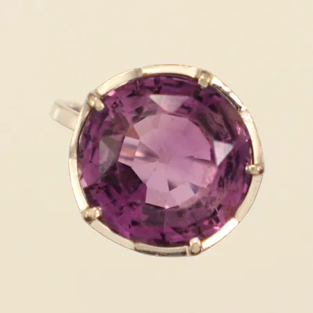 Ring med lila sten, stl 19, bredd 1,6-18,7mm, sten löst infattad, nagg, 830/1000 silver  Vikt: 8,7 g