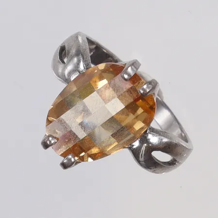 Ring med orange sten, stl 17¼, bredd 2mm, sten något lös, silver 925/1000 Vikt: 4,8 g