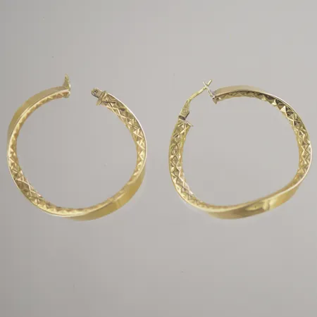 Ett par örhängen, diam 4 cm,1 defekt, 18K Vikt: 5,7 g