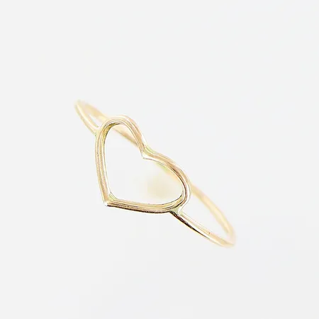 Ring stl 18¼, bredd 1-6mm, skevheter, 14K Vikt: 0,6 g