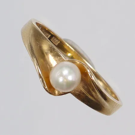 Ring med pärla, stl 16¾, bredd 1,5-7mm, BEH (Bengt Hallberg Guldsmeds AB, Köping 1993) 18K  Vikt: 3 g