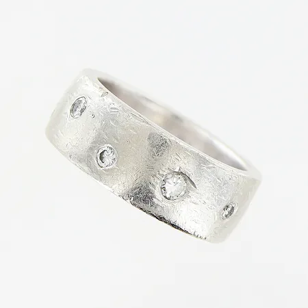 Ring stl 18, bredd 8mm, diamanter 4 x ca 0,03ct, 2 x ca 0,04ct, 4 x ca 0,05ct, repor/slitage, gravyr, platina 950/1000  Vikt: 20,8 g