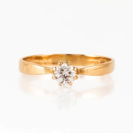 Ring i 18K guld med vit sten. Den är i storlek 16¼, är 2,3 - 4,6 mm bred och väger 1,5g. 18K & kattfot. Svaga repor på sten, men fin lyster ändå.