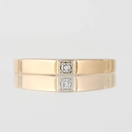 Ring med liten diamant, storlek 17 mm, OBS! ojämn i formen, 18k. Vikt: 1,6 g