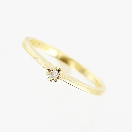Ring stl 16¼, bredd 1,5-3mm, diamant 0,02ct, 8/8-slipad, skev fattning, skev skena, 18K Vikt: 1,7 g