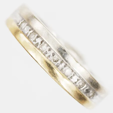Ring med åttkantsslipade diamanter 7 x ca 0,01ct, stl: 18, 18K guld samt vitguld Vikt: 5,9 g