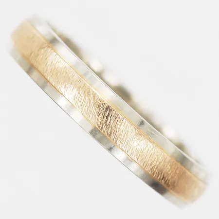 Ring, tvåfärgad, stl: 18½, bredd: 4mm, gravyr, 18K guld. Vikt: 4,6 g