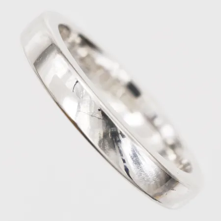 Ring, slät, ograverad, stl: 19½, tillverkad av Jarl Sandin och söner, Göteborg, 18K vitguld  Vikt: 9,4 g