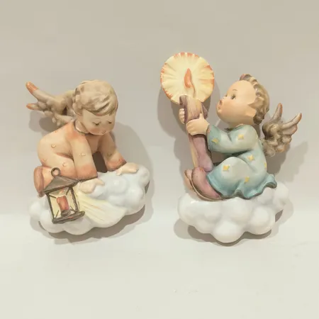 Två väggdekorer, änglar, höjd ca 9,5cm och 13cm, Goebel W. Germany M. Hummel, nr 323 och 310, år 1955, porslin Skickas med paket.