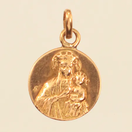 Hänge med dekor i relief, längd 19,4mm inklusive ögla, bredd 12,3mm, ostämplad, 14K  Vikt: 1,2 g