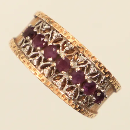 Ring med lila stenar och diamanter 12x ca 0,005ct, stl 20, bredd 6-11mm, tvåfärgad, 14K  Vikt: 9,1 g