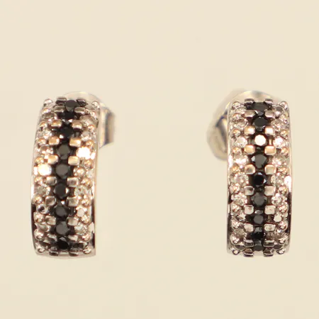 Ett par örhängen med diamanter 20 x ca 0,005-0,01ct samt svarta stenar, troligen diamanter, ca5x12mm, vitguld, ena skev stift, Guldfynd, 18K Vikt: 2,7 g