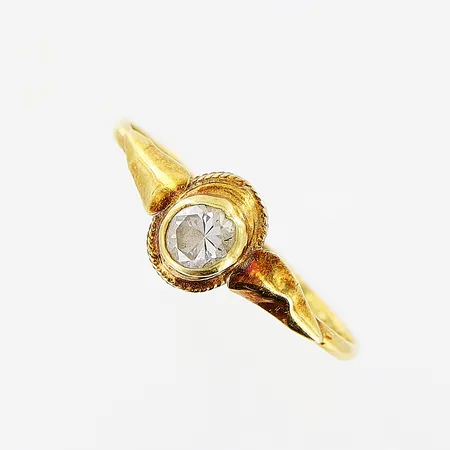 Ring, vit sten, stl 18, bredd 1-7,5mm, skevheter, 14K.  Vikt: 1,1 g