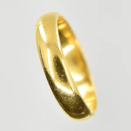 Ring, stl 17, bredd 4 mm, gravyr, 23K. Vikt: 4,9 g