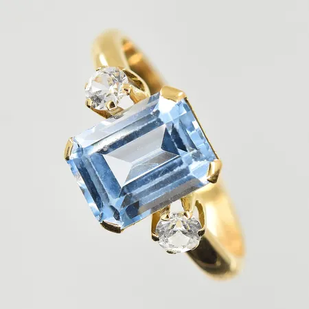 Ring med blå sten samt vita stenar, stl 17¼, bredd 2-9 mm, 18K. Vikt: 3,2 g