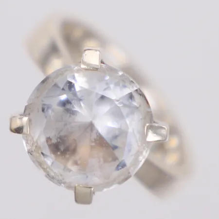 Ring med bergkristall, stl 17½, bredd 12mm, signerad, Claes Giertta, Stockholm, år 1993, 925/1000 silver Vikt: 6,6 g
