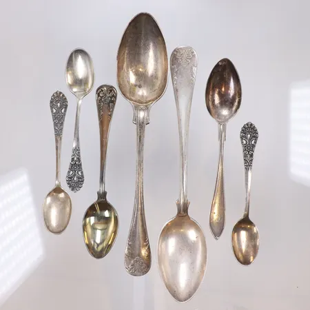 Sju skedar, 10,5-19cm, olika modeller, gravyr,  Silver 830/1000 Vikt: 137,7 g