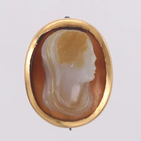  Brosch med camé, längd 19mm, 18K Vikt: 2,8 g