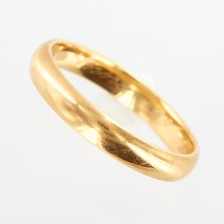 Ring slät, stl 20, bredd 4mm, gravyr, skev skena, 18K Vikt: 4,8 g