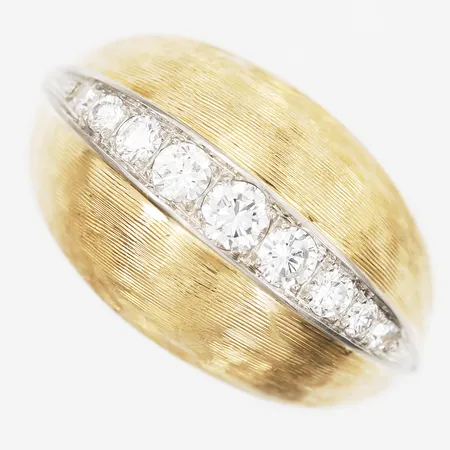Ring med briljantslipade diamanter, totalt ca 0,50ct, kvalitet ca TW(F-G)/VS, stl: 15½, tillverkad av C.F. Carlman, 18K guld Vikt: 7,1 g