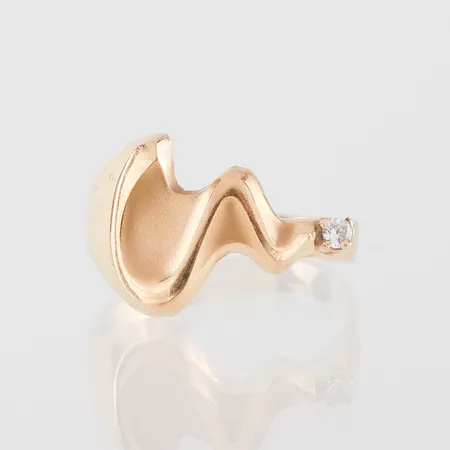 Ring med liten sten, Pernilla Wiberg för ALTON, storlek 17 mm, bredd 2.8-12 mm, 18k. Vikt: 3 g