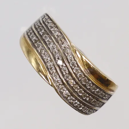 Ring med diamanter, totalt 0,25ct enligt gravyr, stl17, bredd 3-8mm, GHA, 18K  Vikt: 5,3 g