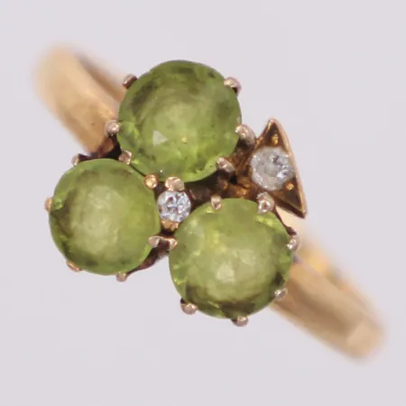 Ring med gröna stenar samt diamanter 1xca0,01ct, 1xca0,02ct, stl 17, bredd 10,2mm, 18K Vikt: 3 g