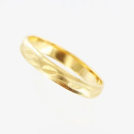 Ring, mönstrad, stl 19¼, bredd 3,5mm, skev, gravyr, 18K. Vikt: 2,9 g