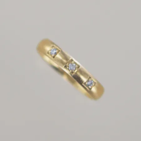 Ring med diamanter 0,01ct x 3, Ø 16 mm, bredd 3,5 mm, graverad, 18K Vikt: 3,2 g
