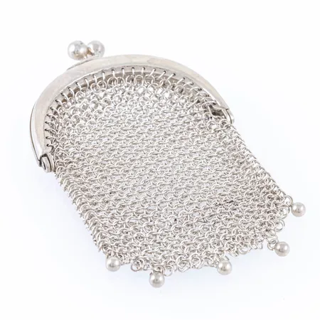 Portmonnä i silver (835/1000). Mått 51,5 x 85 mm, ögla. Vikt: 22,3g. Stämplad silver & svensk importstämpel. 