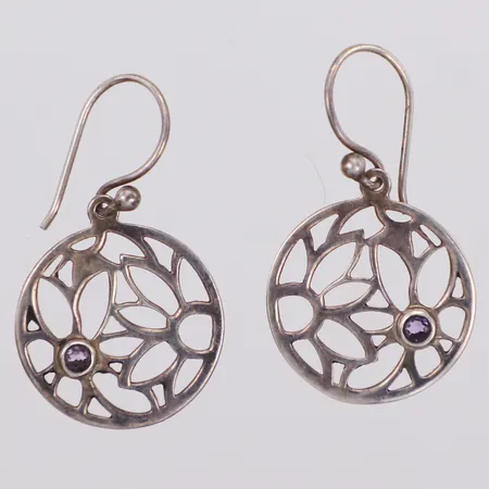 Ett par örhängen med lila stenar, längd 34,8mm, bredd 20,0mm, 925/1000 silver Vikt: 2,8 g