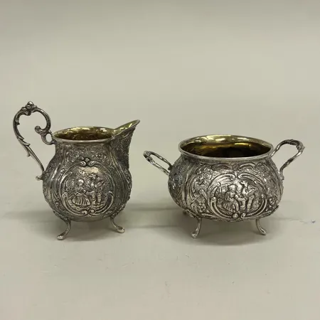 Sockerskål, höjd 55mm, buckla, Gräddkanna, höjd 80mm, förgylld insida, figurmönster, importstämpel, 830/1000 silver Vikt: 202,6 g