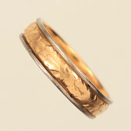 Ring, stl 21½, bredd ca 6mm, tvåtonad, lagningar i skena, Guldkedjan Gk Ab, år 1965, 18K Vikt: 7,8 g