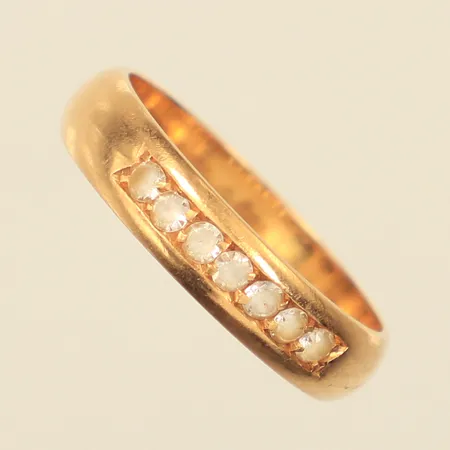 Ring med vita stenar, stl 18, bredd ca 4,5mm, år 1978, 18K Vikt: 3,9 g
