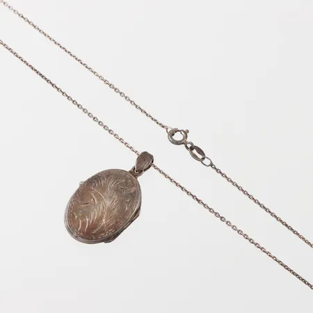 Collier med fotomedaljong, längd ca 50 cm, hängets höjd 3 cm, silver. Vikt: 7,4 g