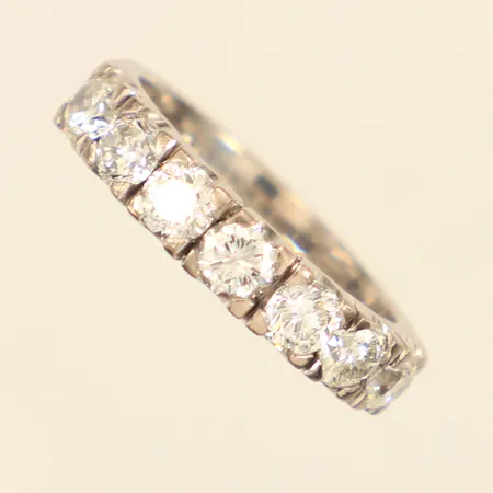 Ring halvallians med diamanter 7x ca 0,20-0,23ct, ca W-TCr (H-I)/Si-P, en diamant indikerar på syntet, stl 17¼, bredd 4mm, Odens Smycke AB Stockholm, vitguld, något skev skena, 18K  Vikt: 6,5 g