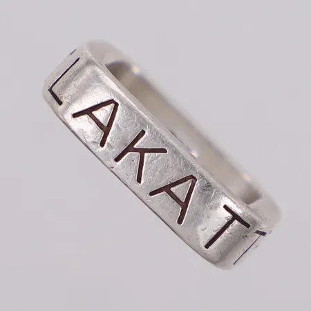 Ring fyrkantig, Himlakatten, inre bredd 16,8 / 21,7mm, bredd 5,6mm, repor/slitage, Silver 925/1000  Vikt: 10,3 g