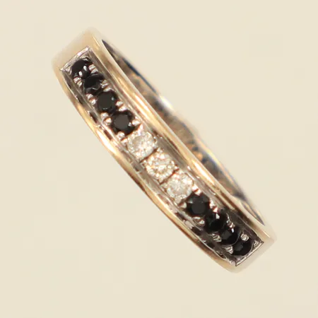 Ring med stenar samt diamanter ca 3 x 0,02ct, stl 16¼, bredd ca 3-4mm, vitguld, gravyr, bör rodieras om, 18K Vikt: 2,6 g