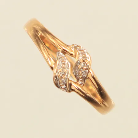 Ring med diamanter 2 x ca 0,005ct, stl 17, bredd ca 2-7mm, 18K Vikt: 1,6 g
